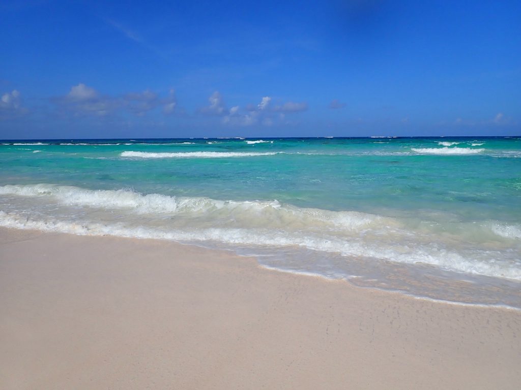 Pink sand beach on turquoise ocean in Bahamas
